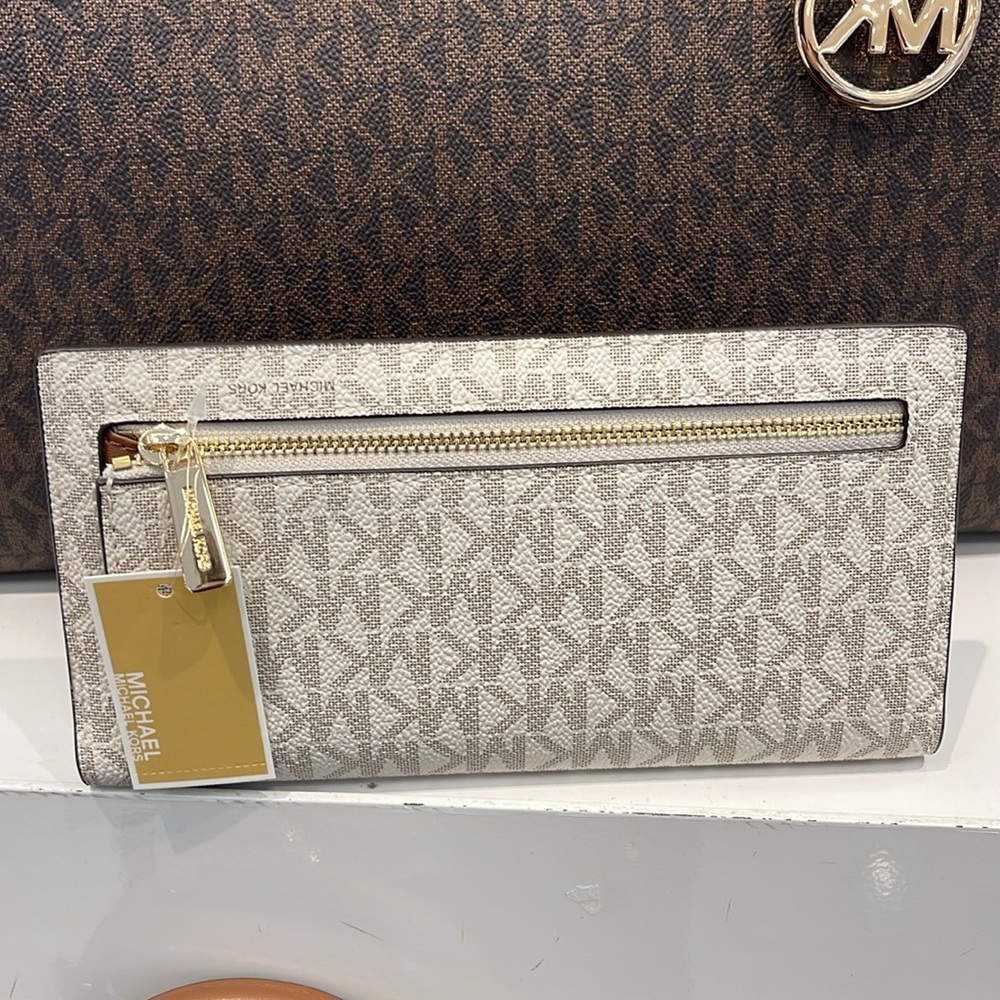 Michael Kors Reed Large Bifold Signature Snap Wallet Card Case 
Vanilla 
NWT - Picture 2 of 16
